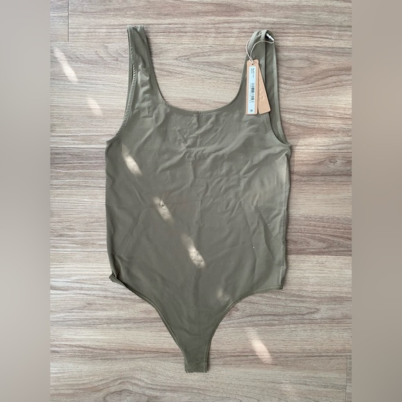 BNWT SKIMS Soft Smoothing Seamless Thong Bodysuit - Picture 2 of 5